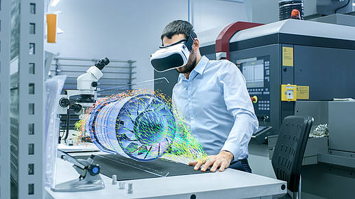 Ein Produktentwickler nutzt eine Virtual Reality Brille zur Produktentwicklung