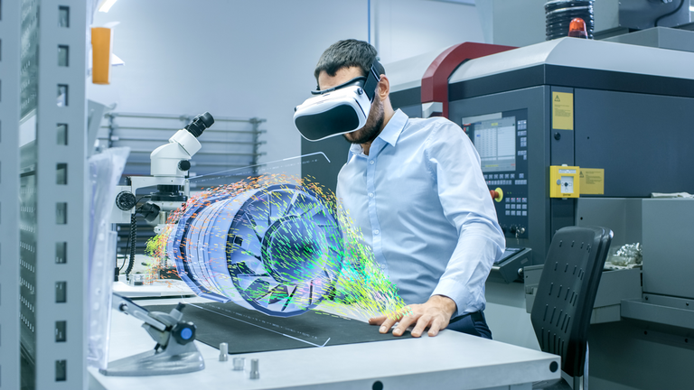 Ein Produktentwickler nutzt eine Virtual Reality Brille zur Produktentwicklung
