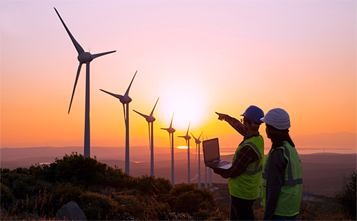 Zwei Mitarbeitende begutachten acht Windräder