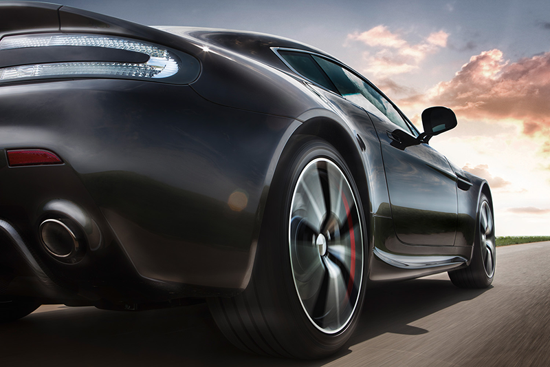Schwarzer Aston Martin in Bewegung