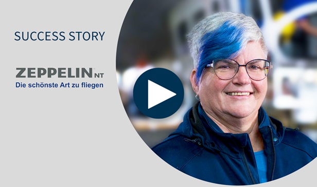 Foto von Frau, graue Fläche, Text, Logo, Pfeil Icon